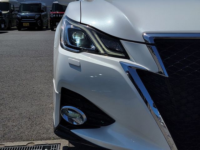 CROWN sedan hybrid