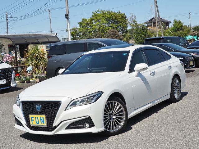 CROWN sedan hybrid