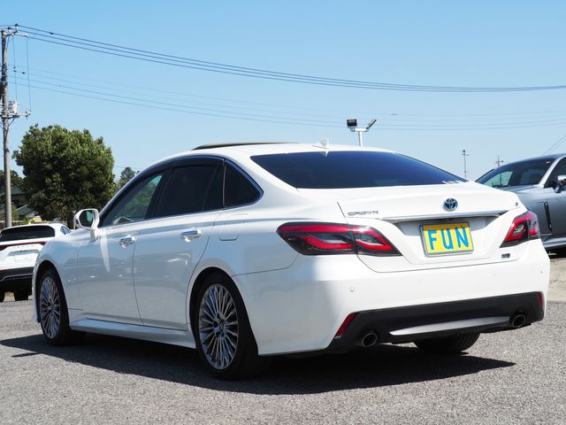 CROWN sedan hybrid