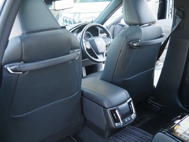 CROWN sedan hybrid