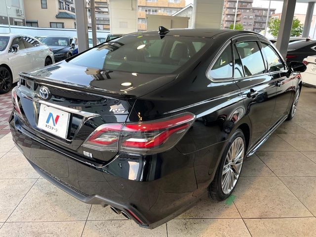 CROWN sedan hybrid