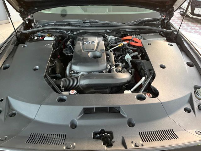 CROWN sedan hybrid