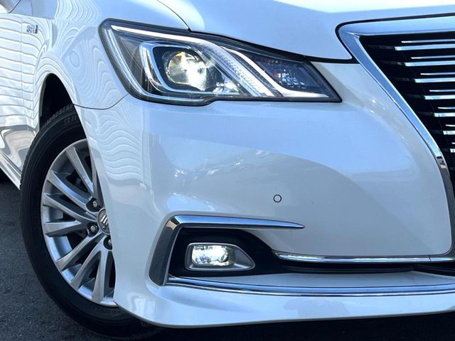 CROWN sedan hybrid