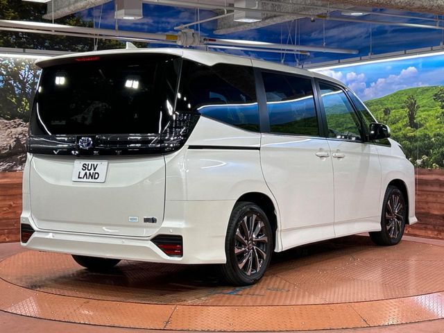 VOXY HYBRID