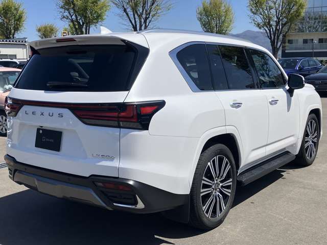 LEXUS LX600