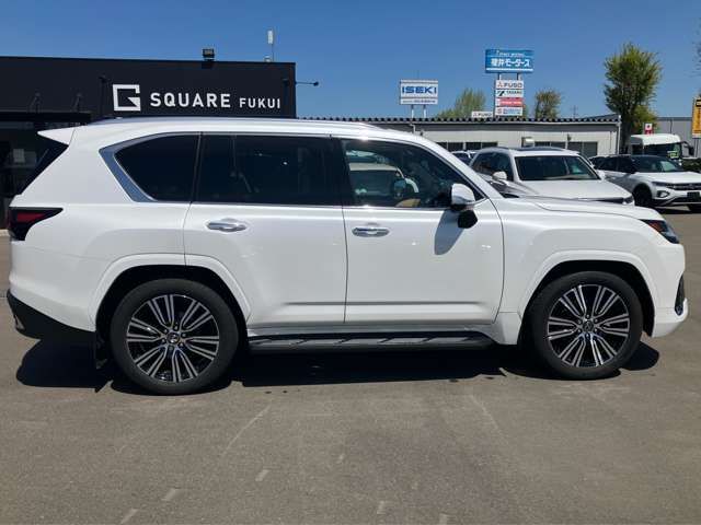 LEXUS LX600