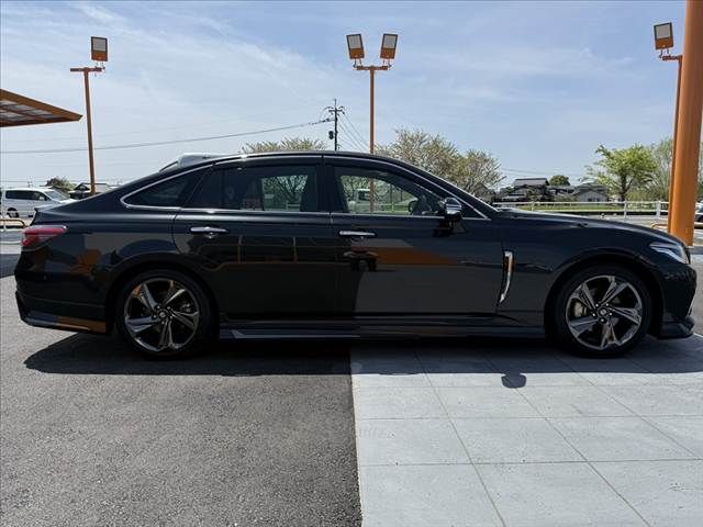 CROWN sedan hybrid