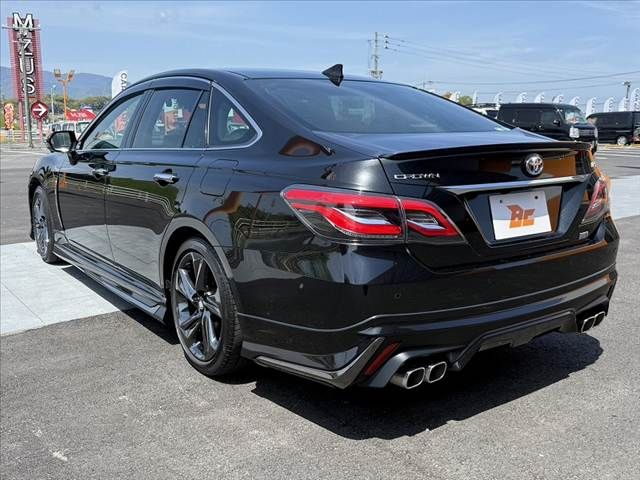 CROWN sedan hybrid