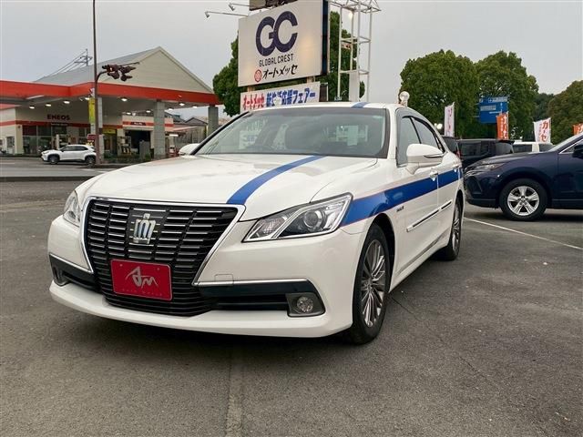 CROWN sedan hybrid