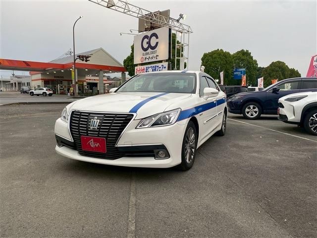 CROWN sedan hybrid