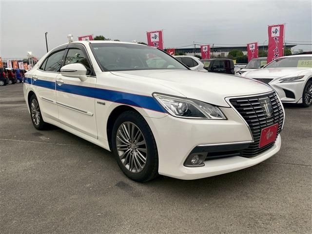 CROWN sedan hybrid