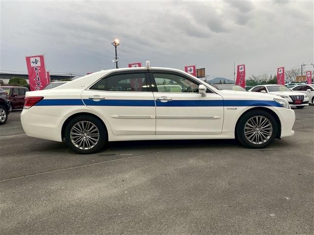 CROWN sedan hybrid