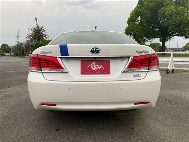 CROWN sedan hybrid