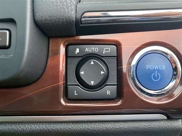 CROWN sedan hybrid