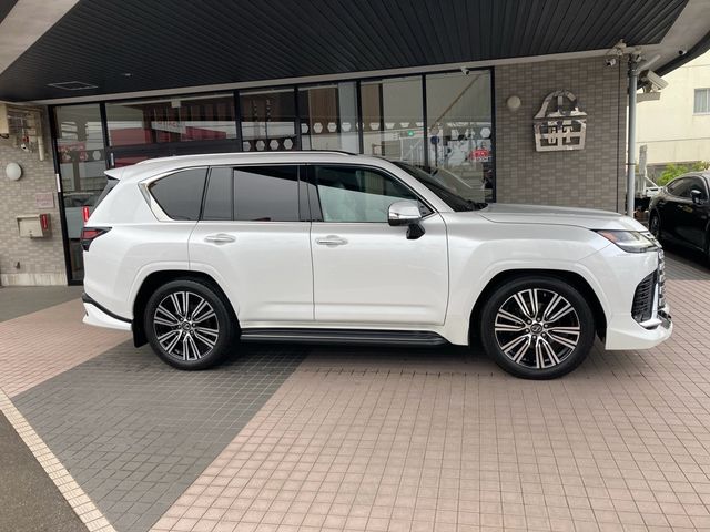 LEXUS LX600