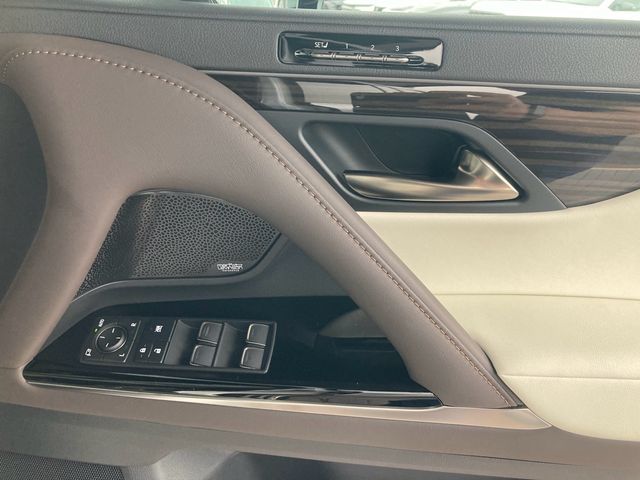 LEXUS LX600