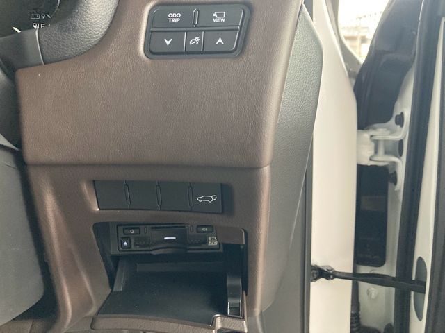 LEXUS LX600