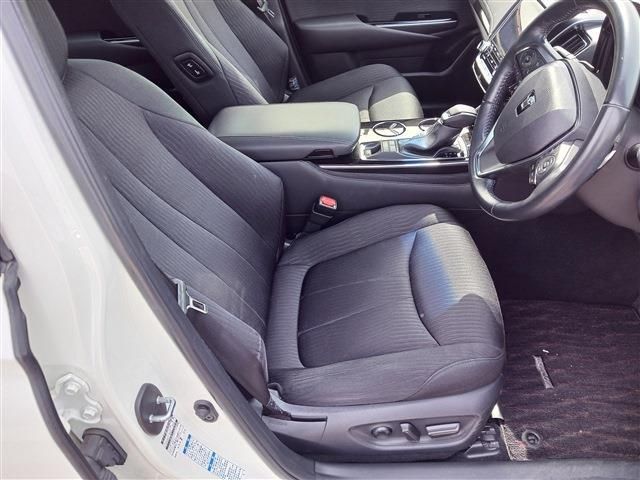 CROWN sedan hybrid 4WD