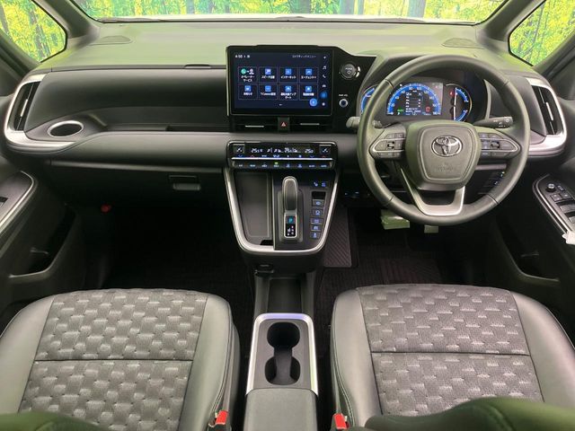VOXY HYBRID