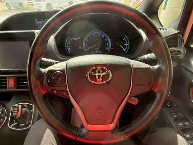 VOXY HYBRID