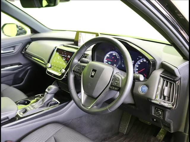 CROWN sedan hybrid