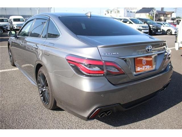 CROWN sedan hybrid