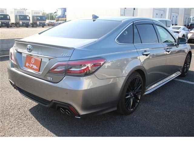 CROWN sedan hybrid