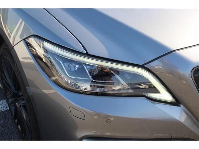 CROWN sedan hybrid