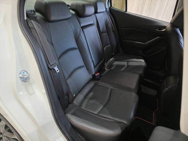 AXELA sedan