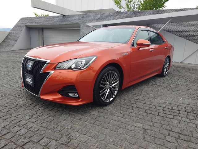 CROWN sedan hybrid