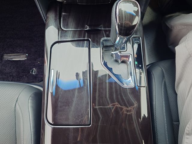 CROWN sedan hybrid