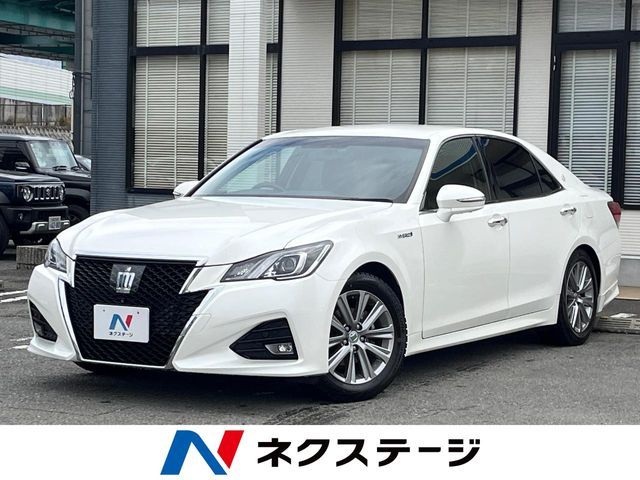 CROWN sedan hybrid