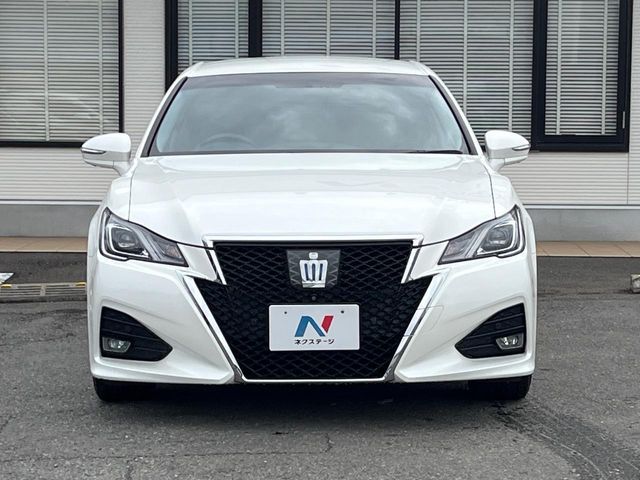 CROWN sedan hybrid