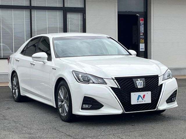 CROWN sedan hybrid