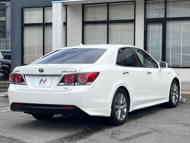 CROWN sedan hybrid