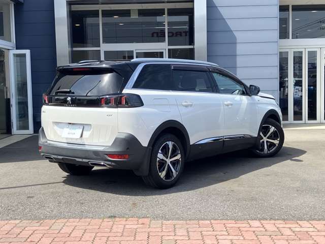 PEUGEOT 5008