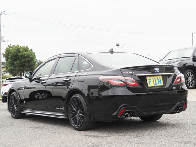 CROWN sedan hybrid