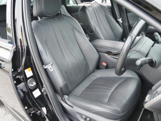 CROWN sedan hybrid