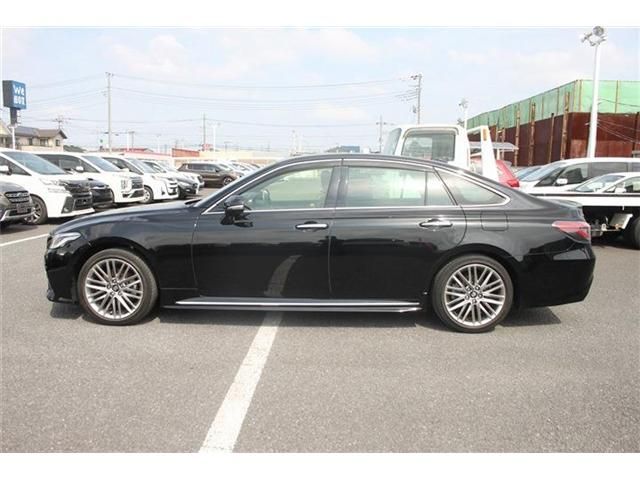 CROWN sedan hybrid