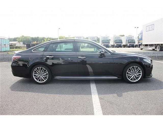 CROWN sedan hybrid