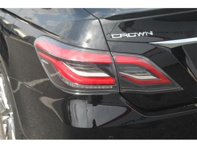 CROWN sedan hybrid