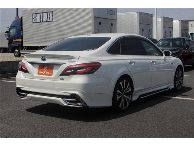CROWN sedan hybrid