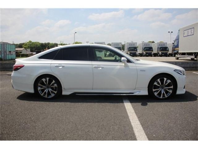 CROWN sedan hybrid
