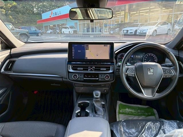 CROWN sedan hybrid