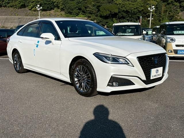 CROWN sedan hybrid