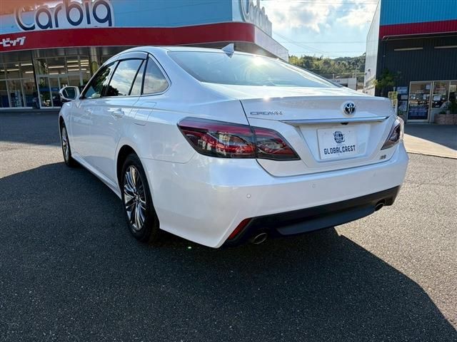 CROWN sedan hybrid