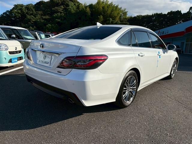 CROWN sedan hybrid