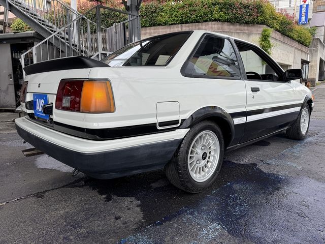 COROLLA LEVIN