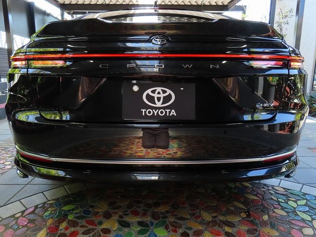 CROWN sedan hybrid