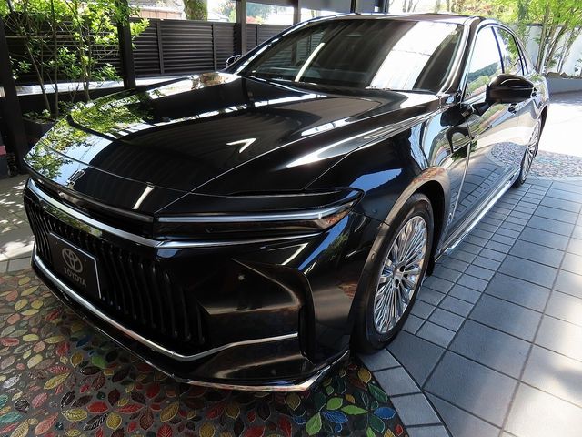 CROWN sedan hybrid